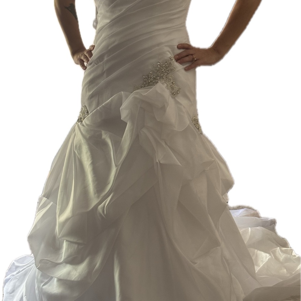 *NEW! Alfred Angelo Wedding Dress- Size 8 (White/Silver)